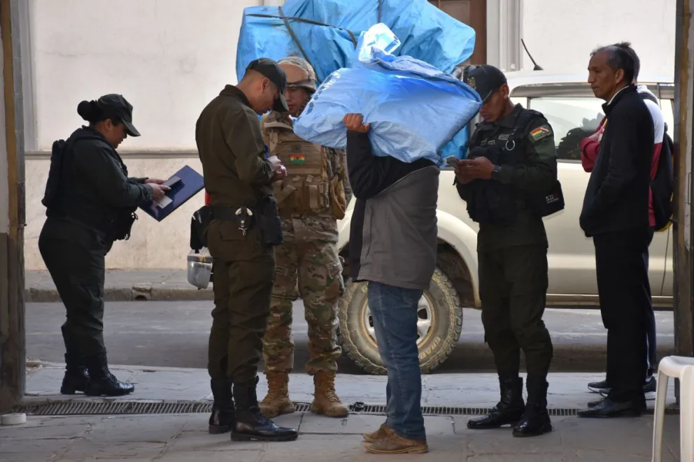 Policías y militares custodian las maletas electorales en una imagen de archivo: Foto: ABI / TSE