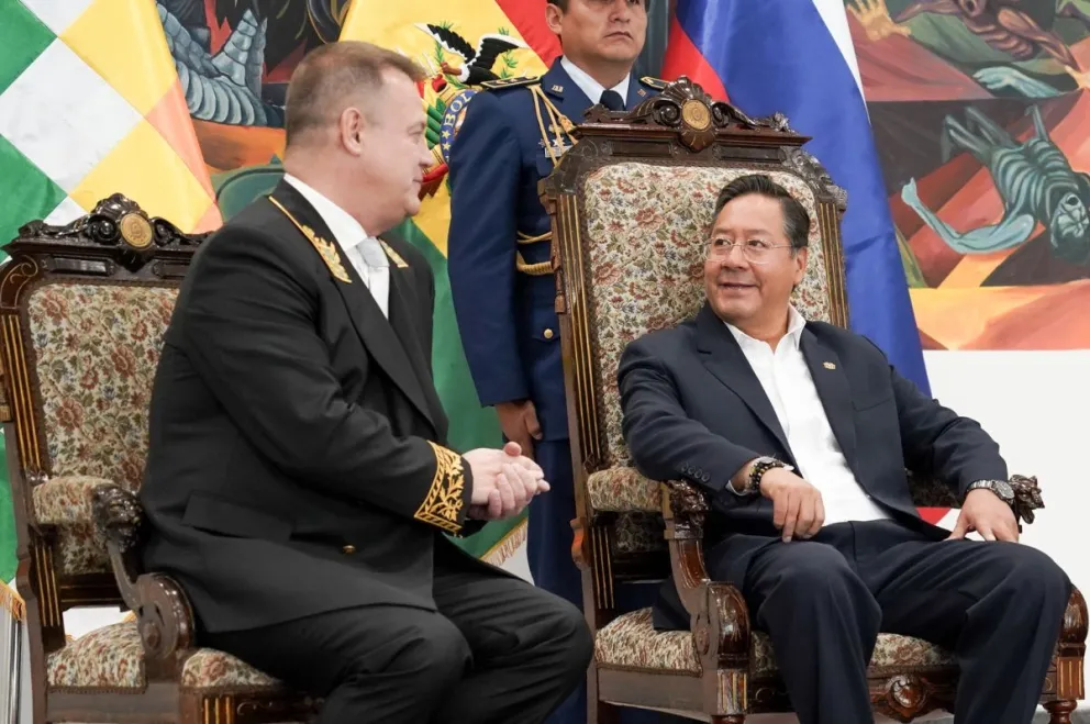 Luis Arce con el embajador de la Federación de Rusia, Dmitrii Yurievich Verchenko. Foto: Cancillería