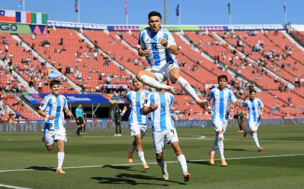 Alejo Sarco festeja el primer gol de Argentina frente a Nigeria. Foto: FIFA