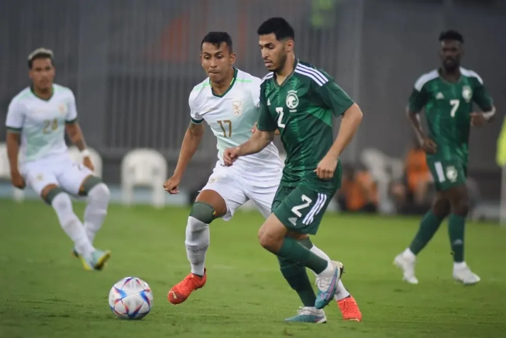 Roberto Fernández (de blanco) durante el partido contra Arabia Saudita en 2023. Foto: FBF.