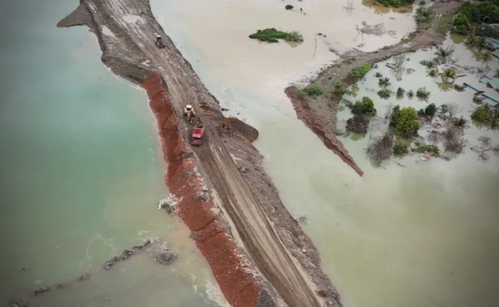 Movimiento de maquinaria en Tipuani, luego de la inundación. Fotos: BTV