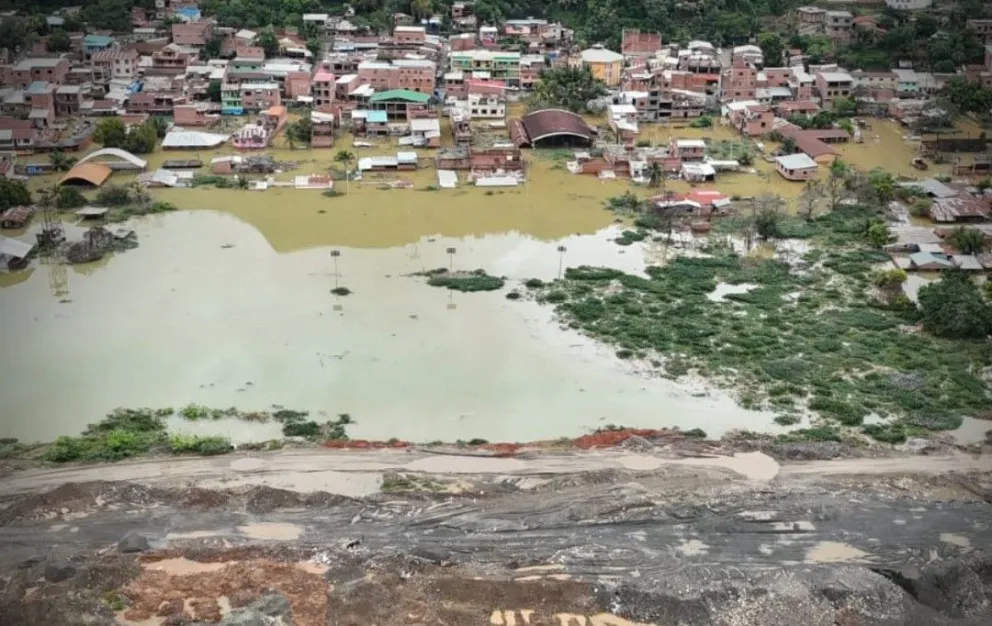 La población de Tipuani se encuentra bajo el agua, nuevamente. Foto: Bolivia Tv   