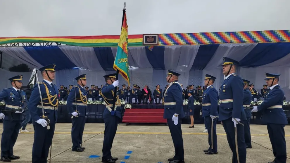 Arce asistió al acto de aniversario de la FAB. Foto: Ministerio de Defensa