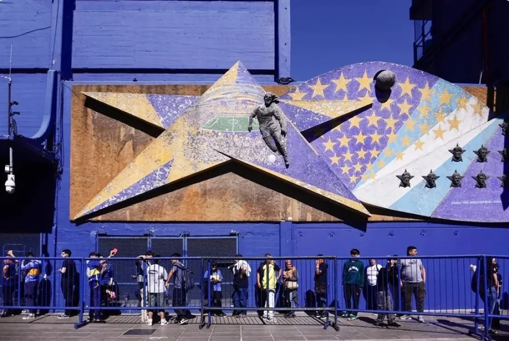 Personas hacen fila para ingresar al velorio del entrenador argentino Miguel Ángel Russo. Foto: EFE.
