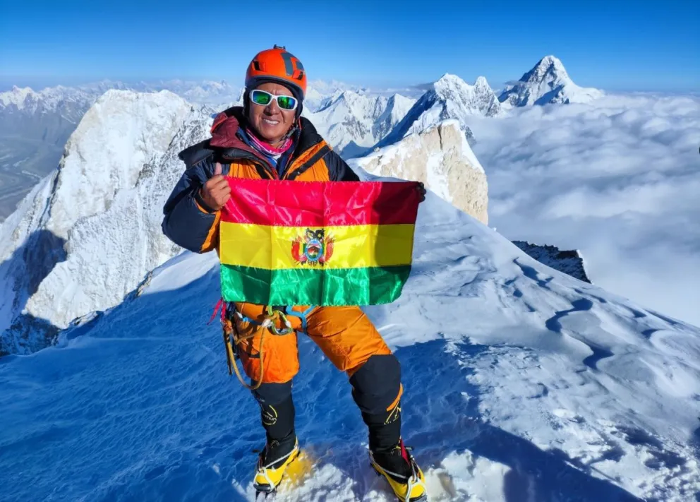 Ayaviri, con la tricolor nacional, en la cima del Lhotse, su sexta montaña. Foto: Hugo Ayaviri.