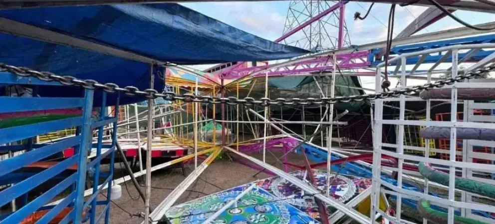  La rueda de la fortuna, una atracción de la feria de Alasitas, se desplomó el martes. Foto: Unitel 