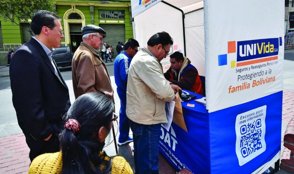 En 2025, usuarios adquieren el seguro en uno de los puntos de venta ubicados en la ciudad de La Paz. Foto: ABI