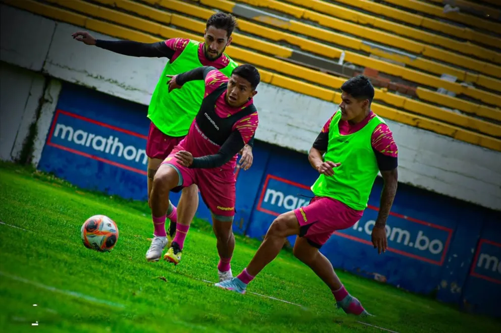 John García (centro) controla la pelota marcado por Jorge Lovera y Luciano Ursino. Foto: club The Strongest