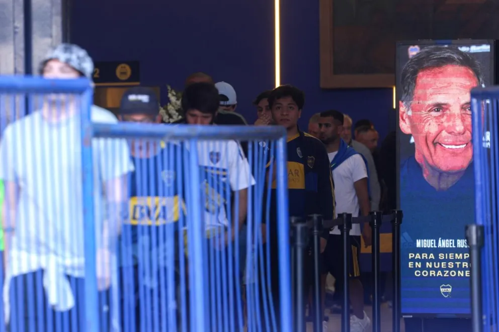 Hinchas de Boca y de otros clubes hacen largas filas para despedir a Miguel Ángel Russo. Foto: EFE