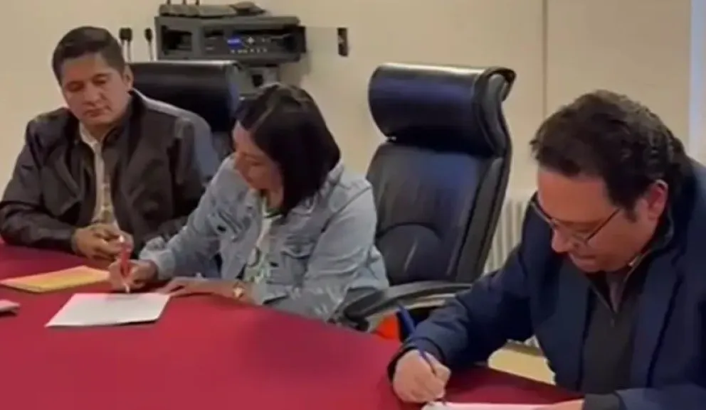 Los delegados de Libre y PDC firmaron el compromiso la tarde de este miércoles en oficinas del TSE. Foto: Unitel