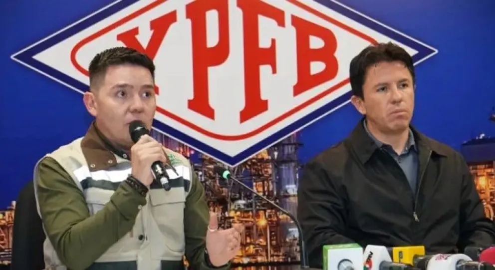 Autoridades de YPFB y Aduana Nacional ofrecieron esta noche una conferencia de prensa. Foto: Red Uno