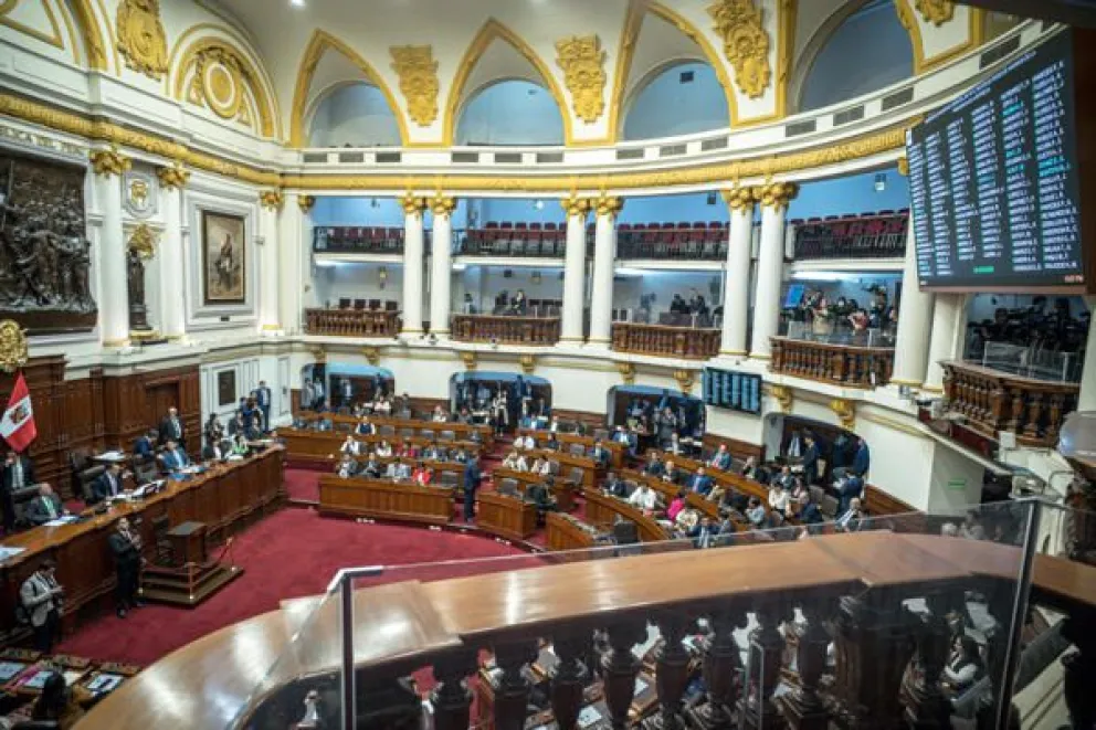 Fotografía que muestra el Congreso durante una sesión este jueves, en Lima (Perú). El Congreso de Perú destituyó de manera exprés a la presidenta, Dina Boluarte, tras aglutinar cuatro mociones de vacancia (destitución) para declarar su "permanente incapac