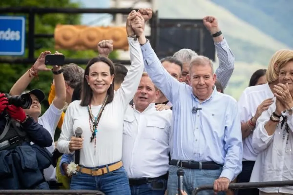 Fotografía de archivo del 30 de julio de 2024 de la líder opositora María Corina Machado junto a Edmundo González Urrutia, durante un acto en Caracas (Venezuela). EFE/ Ronald Peña R