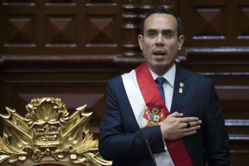 El presidente interino de Perú, José Jerí Oré, tras jurar su cargo ante el Pleno del Congreso en Lima. Jerí prometió en su primer discurso en el cargo empezar a construir las bases de la reconciliación del país, que atraviesa "una crisis constante que par