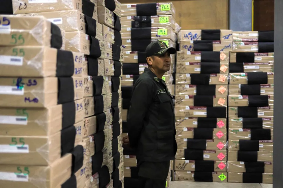 Un policía resguarda maletas electorales este miércoles, en la Paz (Bolivia). Foto: EFE