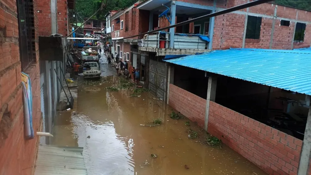 Una calle inundada en la localidad yungeña de Tipuani. Foto: APG