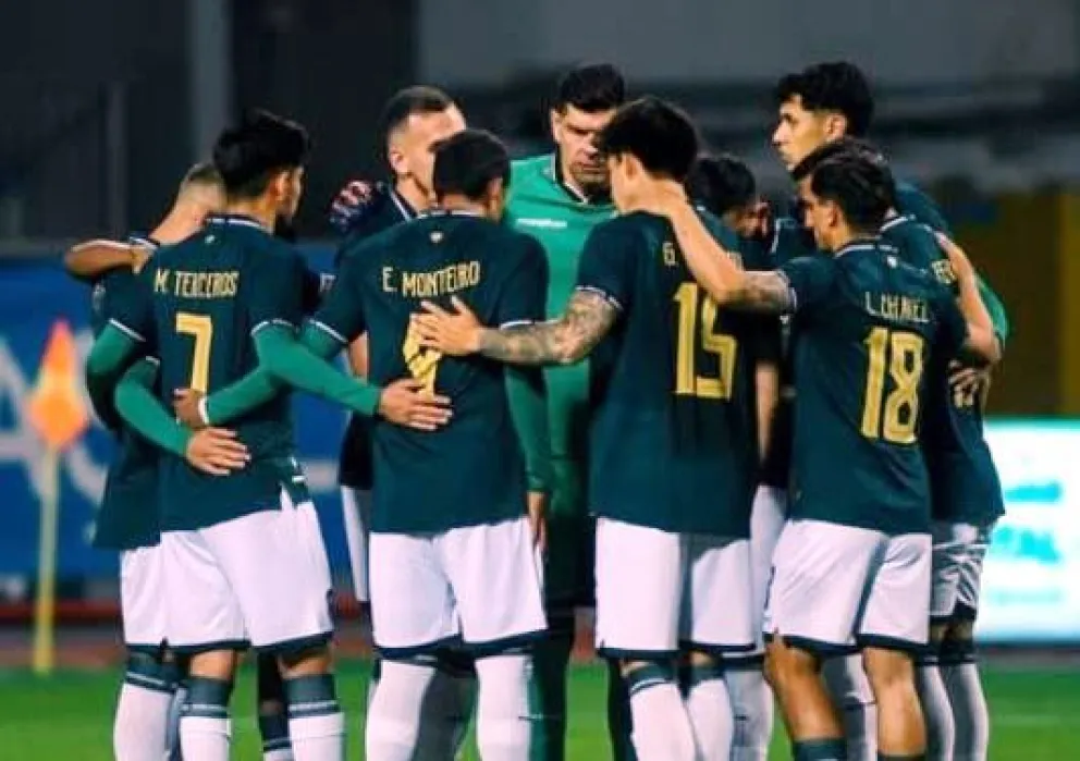 El equipo nacional antes de comenzar el amistoso ante Jordania. Foto: FBF