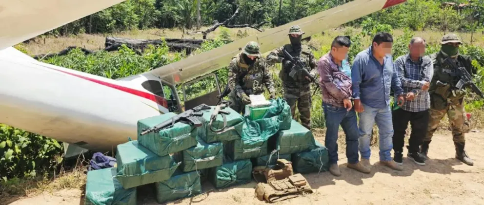 La avioneta y los detenidos. FOTO: Unitel