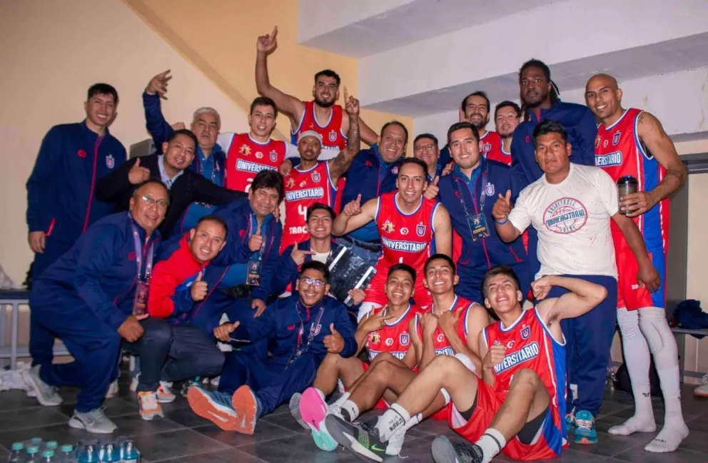 Jugadores y cuerpo técnico de Universitario festejan la clasificación en su vestuario. Foto: club Universitario