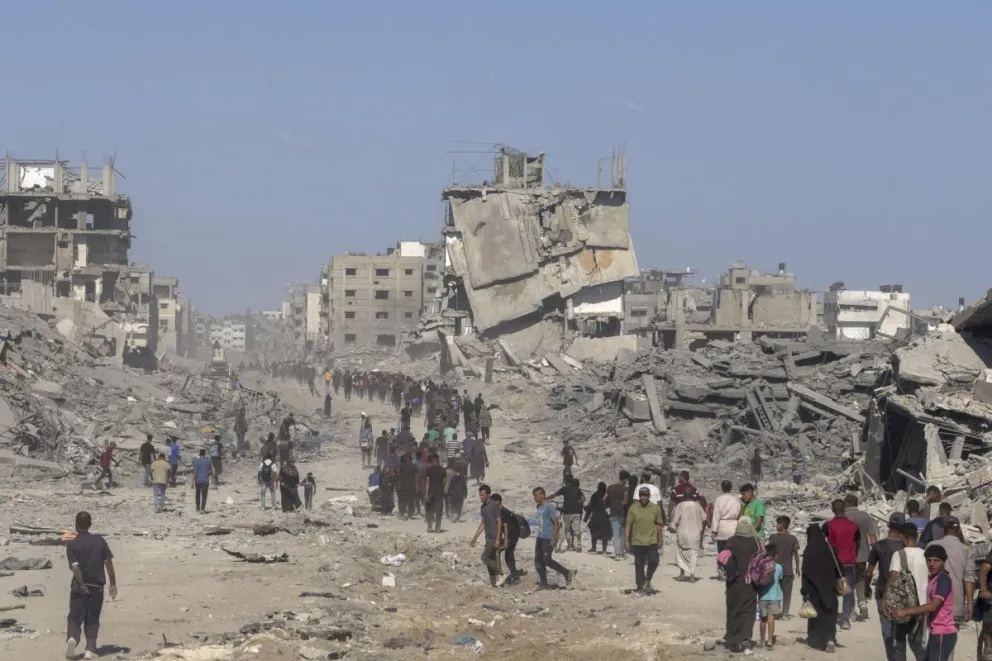 Miles de palestinos desplazados regresan a Gaza entre los escombros. Foto: EFE