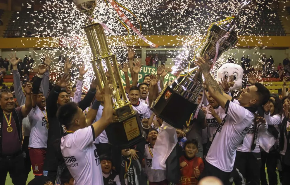 Con los trofeos en mano, jugadores de Morales Moralitos festejan el nuevo título. Foto: APG