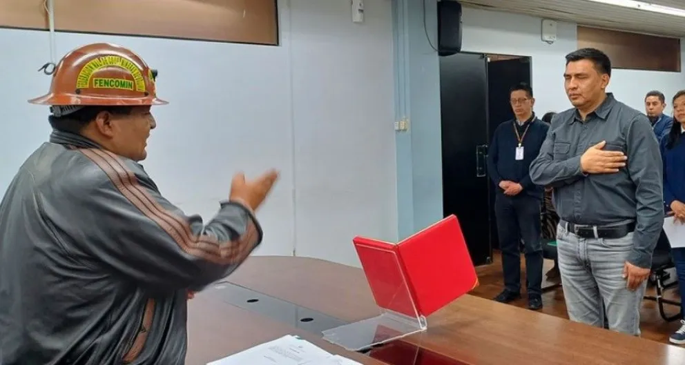 Posesión de Eddy Álvaro Antezana como nuevo director ejecutivo nacional de la AJAM. El acto fue encabezado por el ministro de Minería, Alejandro Santos. Foto: Ministerio de Minería.