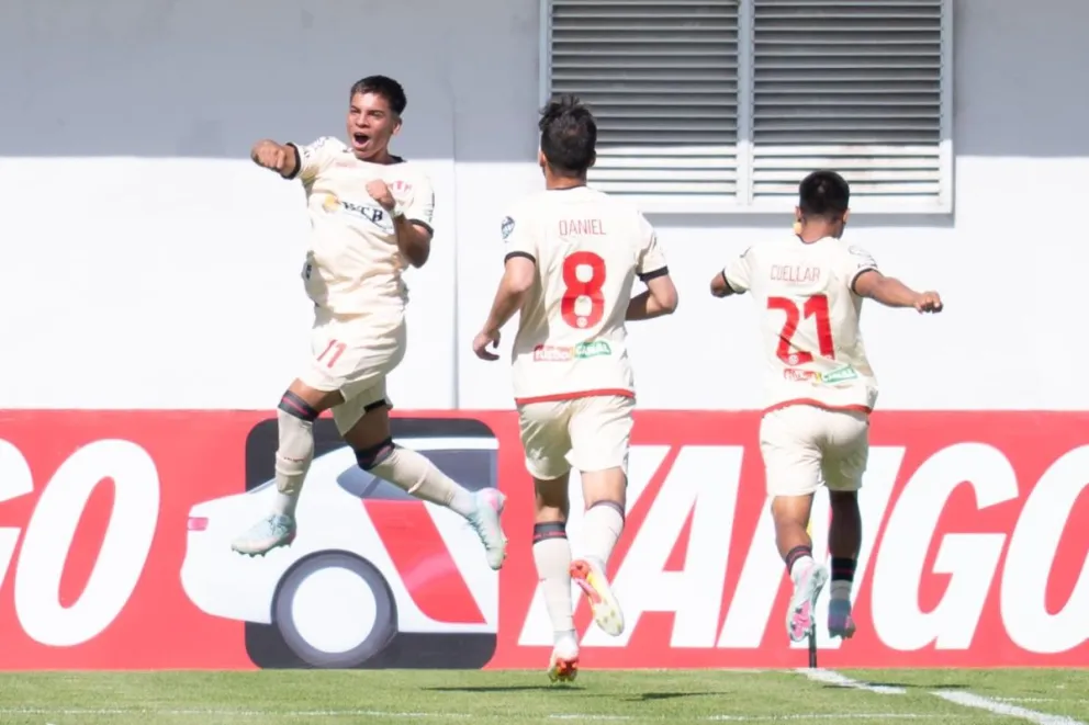 Guilder Cuéllar (izq.), junto a Daniel Camacho y su hermano Juan Alberto, festeja el primer gol de Universitario. Foto: Marka Registrada