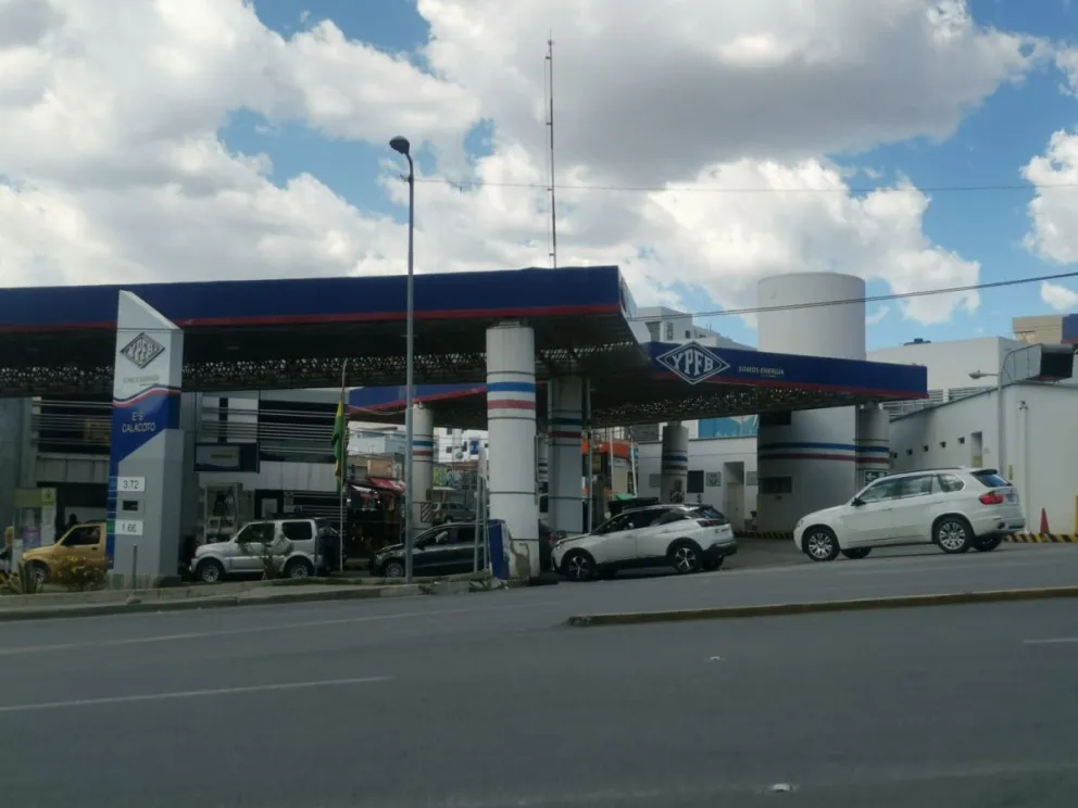Movilidades cargaron gasolina este sábado en la estación de servicio de la calle 23 de Calacoto, al ingreso a Cota Cota, tras esperar varias horas en fila. Foto: Marco Belmonte