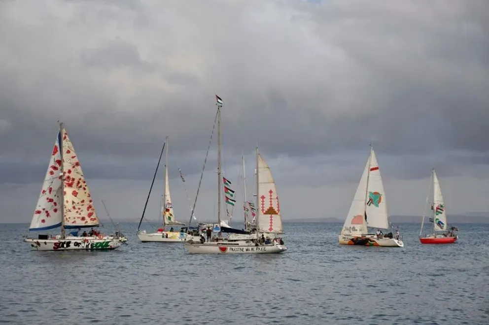 Una flotilla de barcos zarpa del puerto de San Giovanni Li Cuti, en Catania, Sicilia, sur de Italia. Foto: EFE