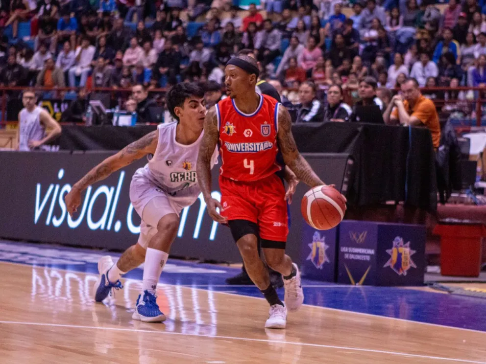 Incidencia entre Universitario (de rojo) y Ferro. Foto: FIBA América.