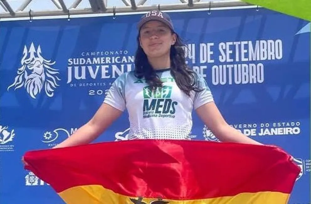 Loreley Daleney con la tricolor nacional en un evento en el exterior. Foto: Loreley Daleney.