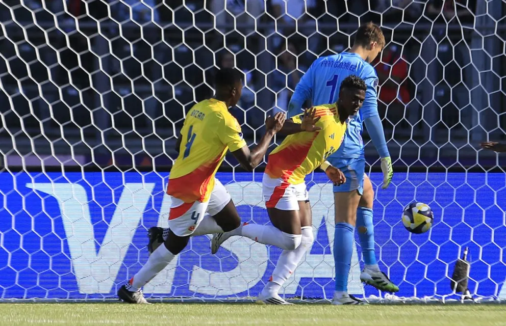 El colombiano Néiser Villarreal (centro) celebra el primero de sus tres goles a España. Foto: EFE