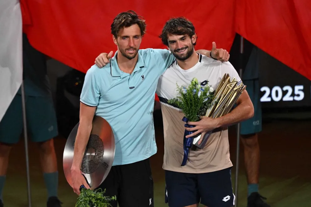 Valentin Vacherot (der.) posa junto a su primo Arthur Rinderknech después de coronarse en Shanghái. Foto: ATP Tour