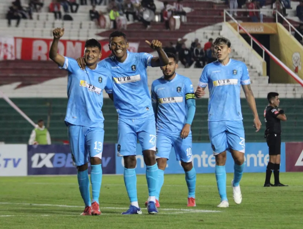 Futbolistas de San Antonio celebran uno de sus goles. Foto: Agencia Marka Registrada.