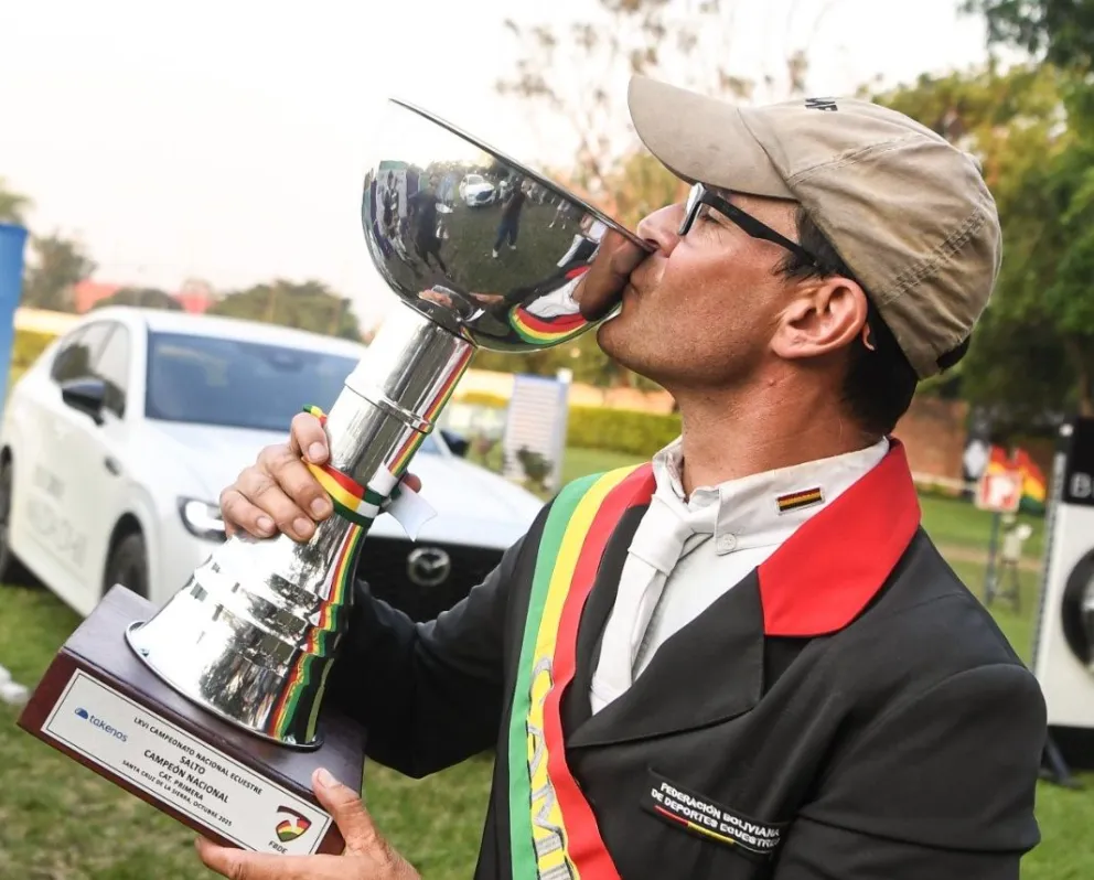 Diego Canelas besa su trofeo de campeón nacional en Primera. Foto: Arturo Bedoya.
