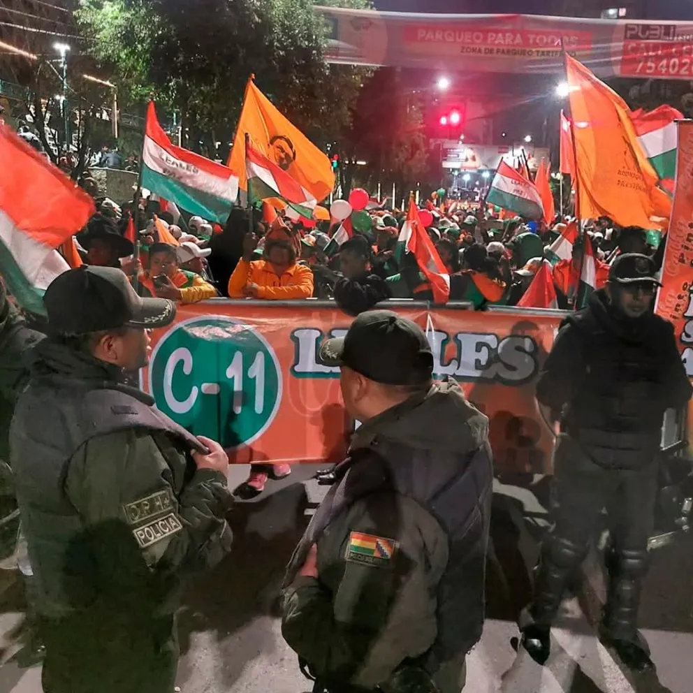 Militantes del PDC llegan a las cercanías del hotel donde se desarrollará el debate presidencial. Foto: Unitel