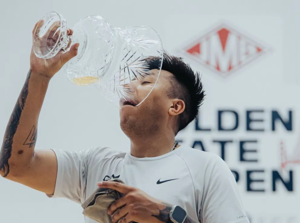 Moscoso toma cerveza en su trofeo de campeón. Foto: IRT.