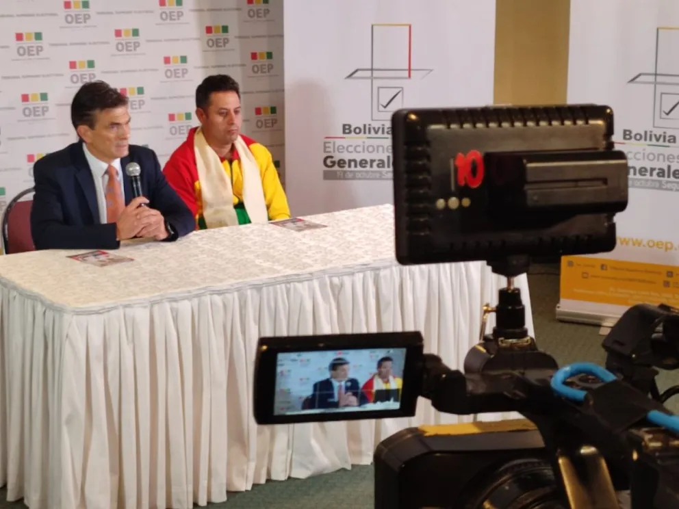 Paz y Lara brindan una rueda de prensa, después del debate. Foto: Paulo Lizárraga / Visión 360 