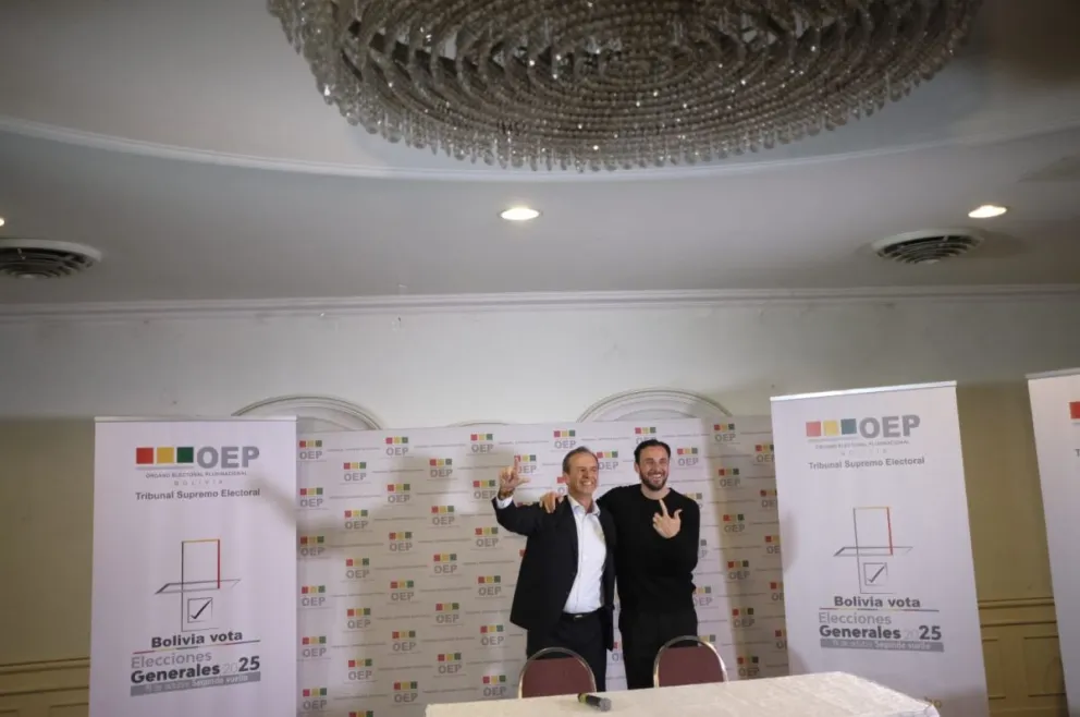 Jorge Tuto Quiroga y Juan Pablo Velasco previo al debate. Foto: Carlos Sánchez Nava