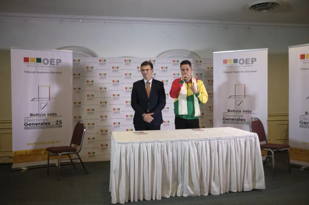 Rodrigo Paz y Edman Lara en un encuentro con los medios previo al debate presidencial. Foto: Carlos Sánchez Nava