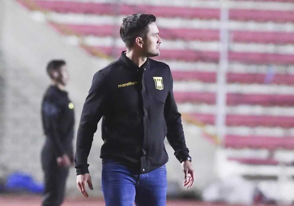 Joaquín Monasterio, el DT del Tigre, observa el partido desde un costado de la cancha. Foto: APG