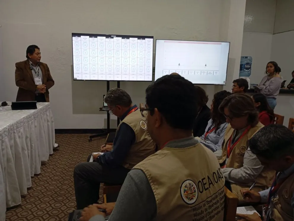 Veedores internacionales en el simulacro del Sirepre. Foto: ABI / TSE