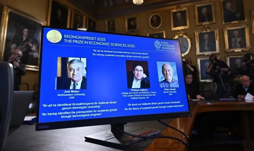 Joel Mokyr, Philippe Aghion y Peter Howitt ganan el Premio Nobel de Economía 2025. Foto: EFE