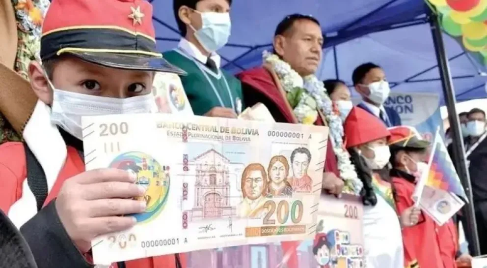 Un niño con su bono en una pasada. Foto: RRSS
