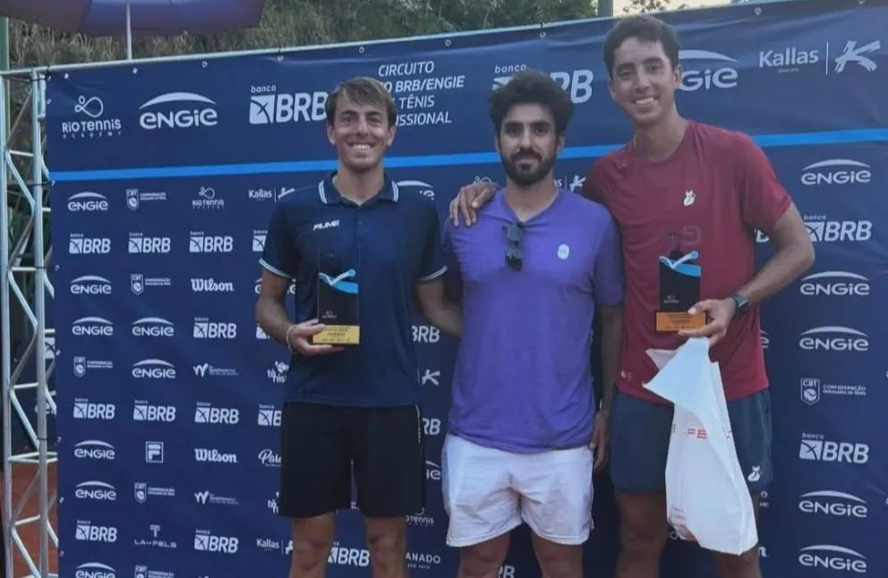 Dellien (der.) y Carou con sus trofeos de campeones. Foto: Murkel Dellien.