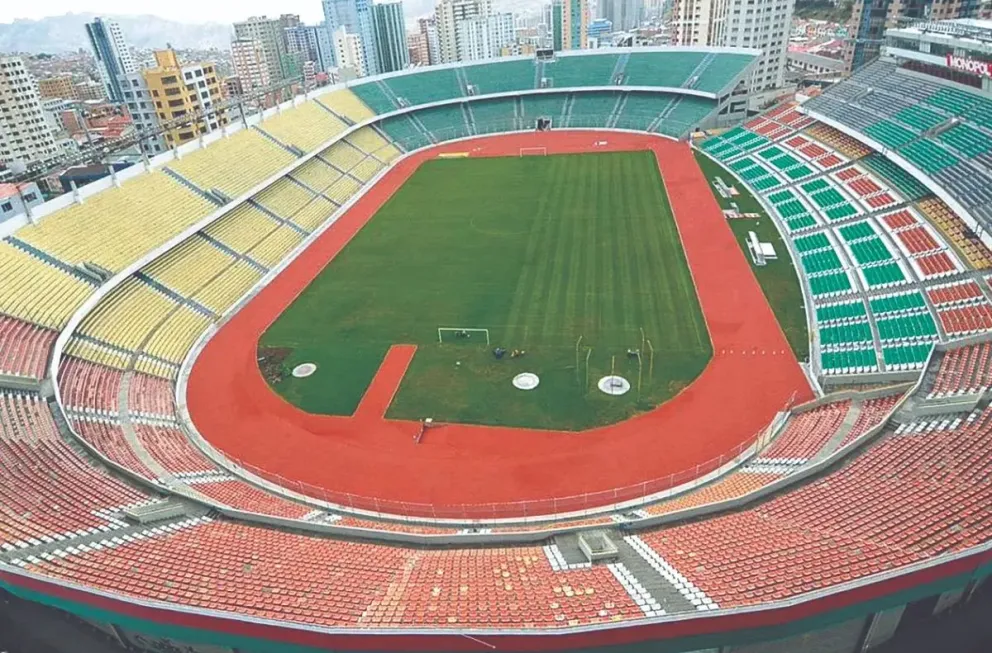 Una vista del escenario miraflorino desde la curva norte. La tribuna sur es una de las más afectadas y necesita reparaciones. Foto: CGN