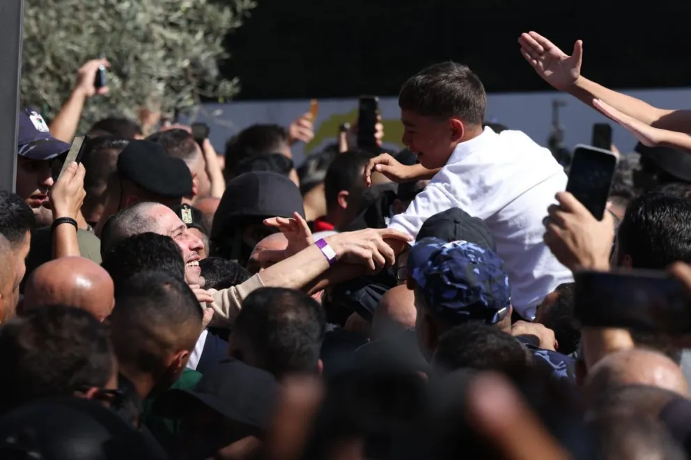 Numerosas personas reciben a los prisioneros palestinos liberados de una cárcel israelí como parte del acuerdo entre Israel y Hamás, en la ciudad de Ramala, este lunes. Fotos EFE