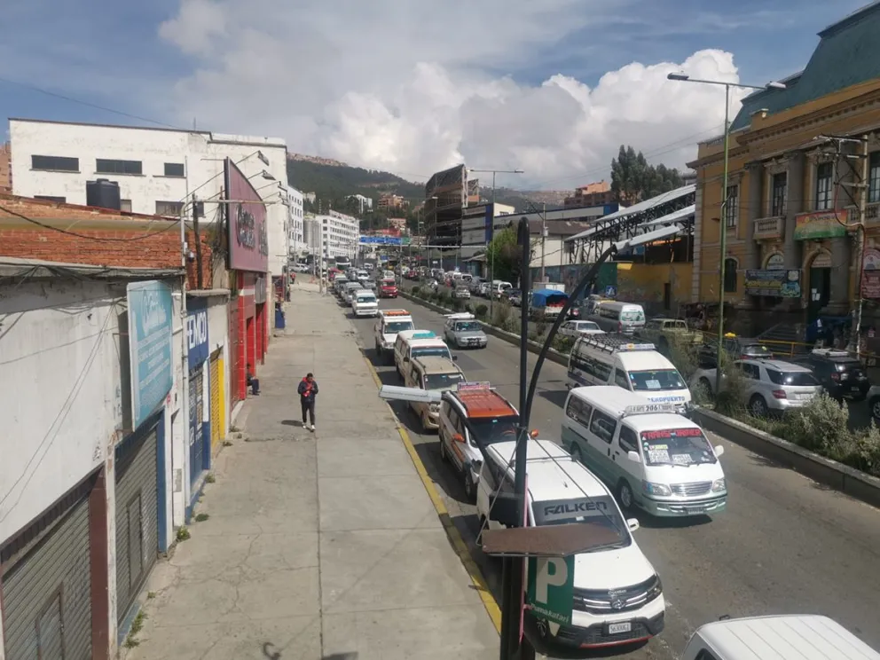 Filas en la avenida montes  para cargar combustible en la estación Volcán. Foto: M Belmonte.