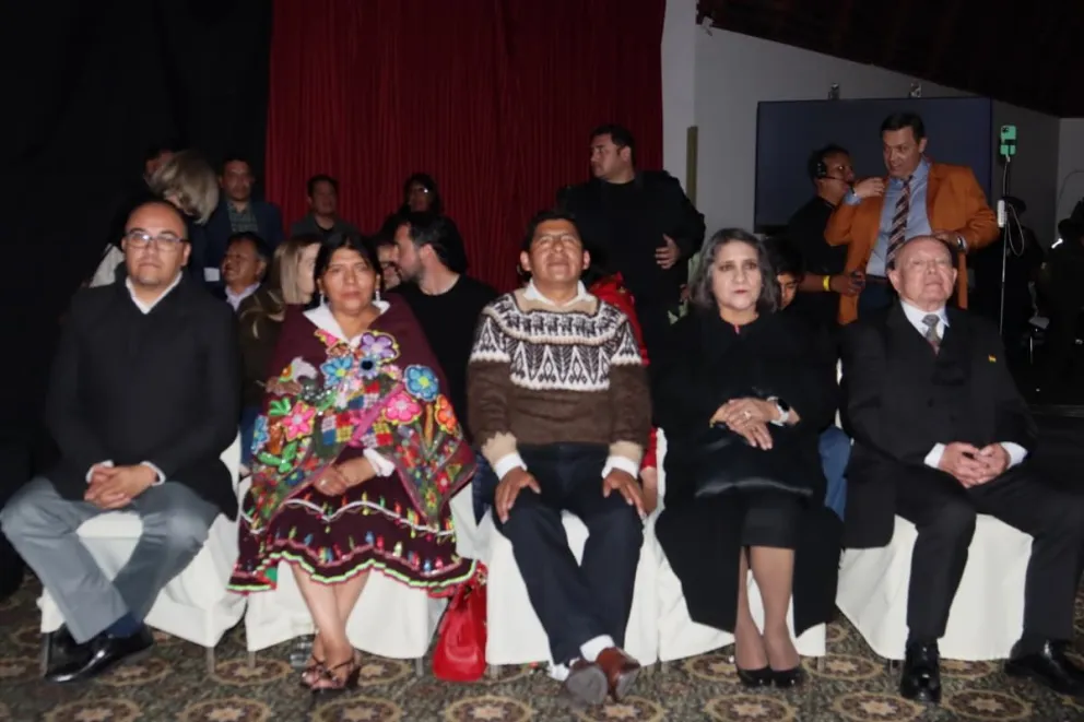 Gustavo Ávila, a la izquierda, y otros vocales del TSE durante el debate de este domingo. Foto: OEP