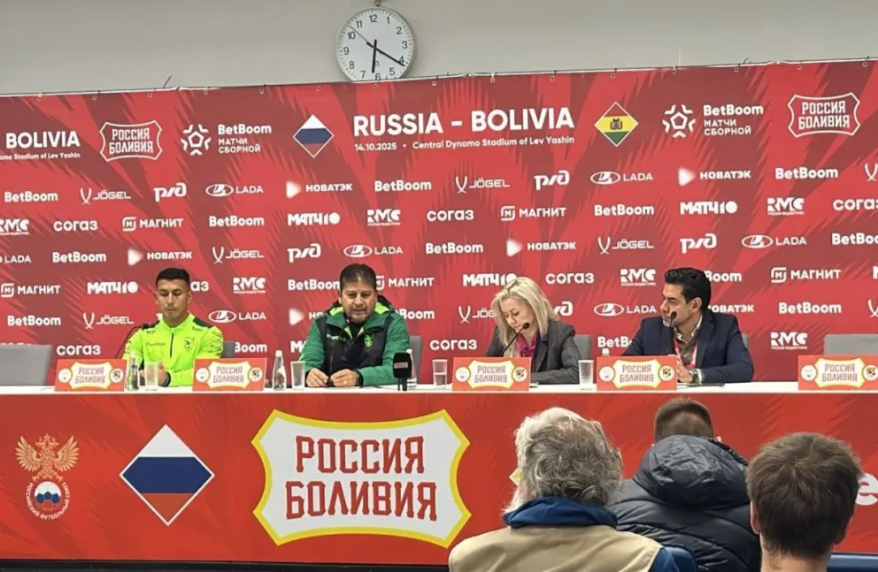 Villegas, al medio, junto a Roberto Fernández, en la conferencia de prensa previa al encuentro de este martes. Foto: FBF